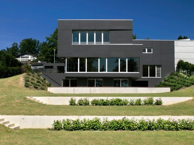 Những tiểu cảnh sân vườn chuyên dành cho nhà phố - 5 Không cần phải san bằng đất. Bạn hoàn toàn có thể tận dụng địa thế dốc của ngôi nhà để tạo nên một khu vườn bậc thang.
