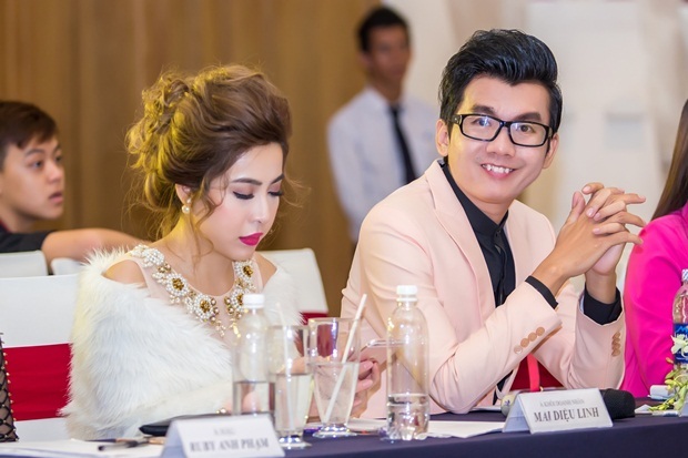 Bác sĩ, Á vương Ký Quốc Đạt rạng rỡ & thu hút trên ghế nóng với nụ cười tỏa nắng. Bằng tài năng & trí tuệ, sự thân thiện & gần gũi, chàng bác sĩ, Á vương đã làm rất tốt vị trí ghế nóng của anh.