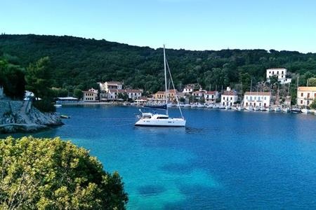 Thuyền của cặp đôi có đủ phòng khách, phòng bếp, phòng ngủ và nhà vệ sinh