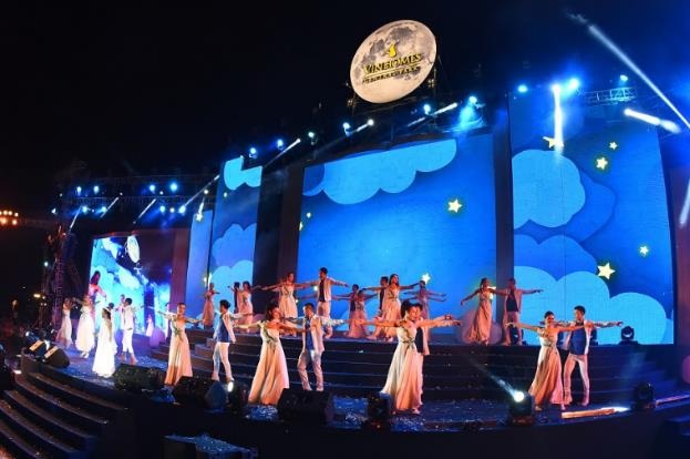 Đại diện chủ đầu tư cho biết, rất nhiều khu đô thị đều mong muốn tạo cho cư dân những phút giây đáng nhớ, may mắn của Vinhomes Central Park là có được một công viên tuyệt vời nên dù trời có mưa nhưng mọi việc diễn ra thật suôn sẻ.