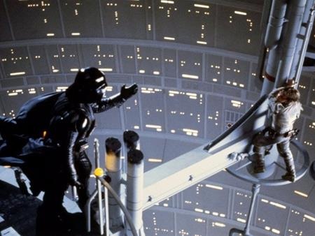 Phần phim “The empire strikes back” ra mắt năm 1980 không những đáp ứng được kỳ vọng từ những phần phim trước để lại mà đây còn được đánh giá là một bộ phim vô cùng xuất sắc với cú ngoặt (plot twist) kinh ngạc nhất trong lịch sử điện ảnh.