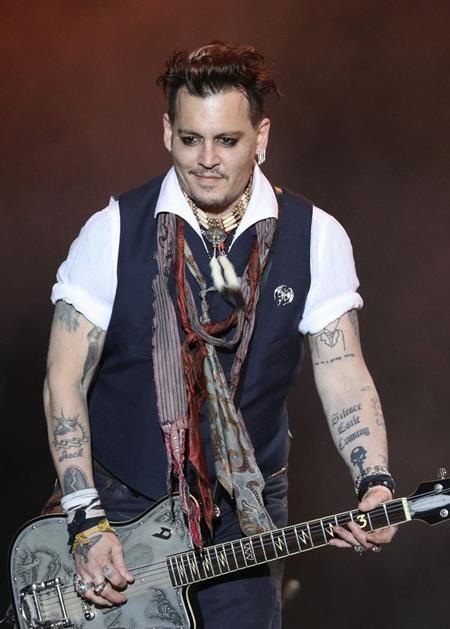 Bỏ vợ, Johnny Depp bán luôn cả tổ ấm một thời - 5 Chàng “cướp biển” quyết tâm bán nhà…