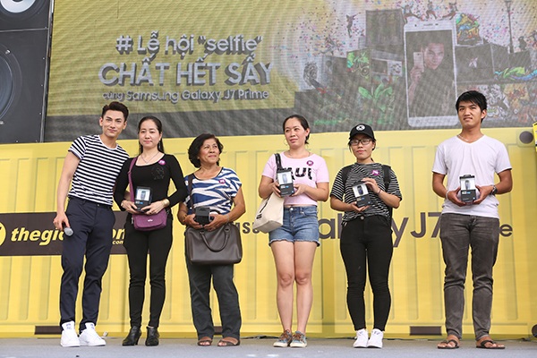 "Thái tử" ISAAC toả sáng trong sự kiện ra mắt điện thoại mới - 5 Isaac tận tay trao Galaxy J7 Prime cho những vị khách may mắn đầu tiên sở hữu tại Việt Nam