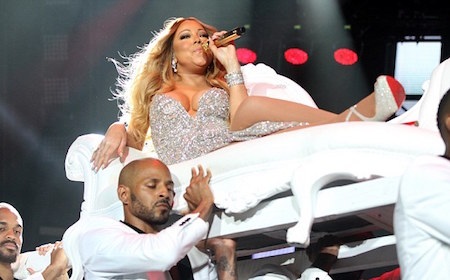Mariah hào hứng biểu diễn cùng với các vũ công nam
