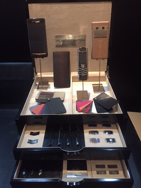 Vertu giới thiệu phiên bản độc quyền tại thị trường Việt Nam - 6
Bộ linh kiện chế tác dịch vụ cá nhân hoá (made to order). Tại Việt Nam, Vertu đã có mặt ở Khách sạn Rex Arcade, 141 Nguyễn Huệ, Q.1, TP.HCM; Khách sạn Sofitel Legend Metropole Arcade, 15 Ngô Quyền, Hà Nội; Sảnh khách sạn Melia, 44B Lý Thường Kiệt, Hà Nội.