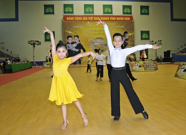 Siêu mẫu nhí Khánh Ngọc tự tin sải bước chuyên nghiệp trên sàn diễn - 6 Những phần trình diễn ấn tượng, đầy tự tin và chuyên nghiệp của Khánh Ngọc tại mùa giải