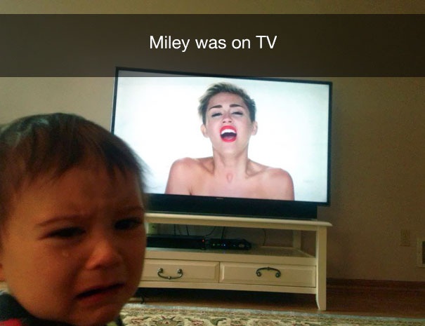 Việc nữ ca sỹ Miley Cirus xuất hiện trên TV cũng làm nhóc rơi nước mắt.