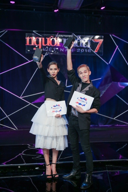 “Hoa chiến thắng” nở giữa mưa đêm của thí sinh Vietnam’s Next Top Model - 6 Hoài Nam – Nguyễn Phương hạnh phúc khi được sở hữu Galaxy S7 edge, phần thưởng cho nỗ lực bứt phá mọi giới hạn của mình
