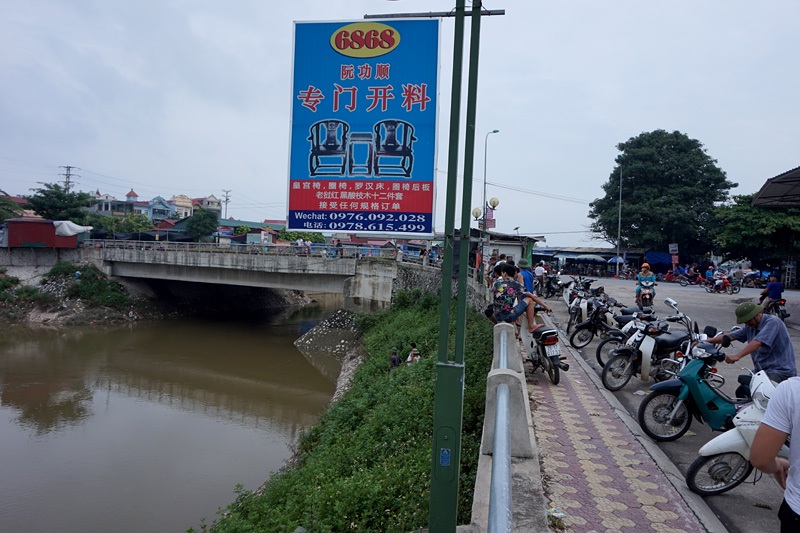 Khu "phố Tàu" tái xuất sát "nách" Thủ đô - 7
Không ít biển hiệu ven sông Ngũ Huyện Khê in hoàn toàn bằng chữ Trung Quốc.