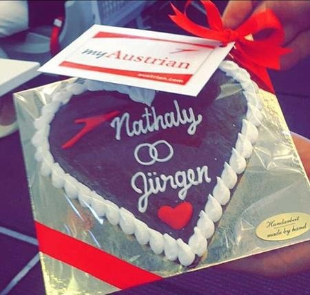 "Cưới vợ liền tay" trên máy bay - 6 Chiếc bánh cưới ghi tên cặp đôi do hãng Austrian Airlines mang ra