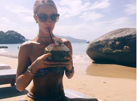 “Bông hồng nước Anh” Rosie Huntington-Whiteley thư thái uống nước dừa và tắm nắng