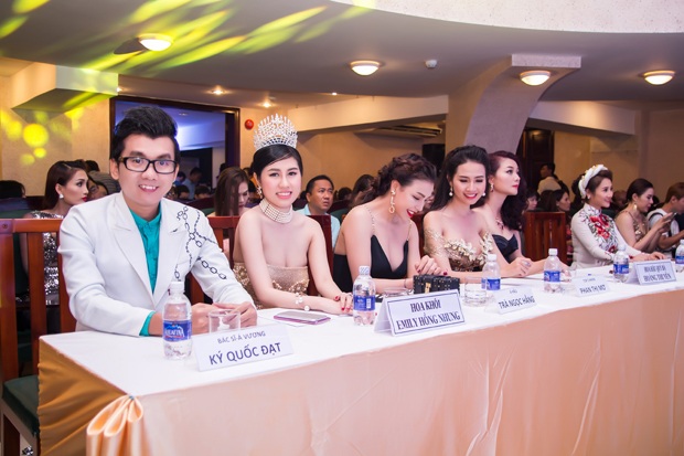 Hay trước đó, Ký Quốc Đạt đã cùng đồng hành với các người đẹp nổi tiếng làm giám khảo một cuộc thi nhan sắc tại Sài Gòn