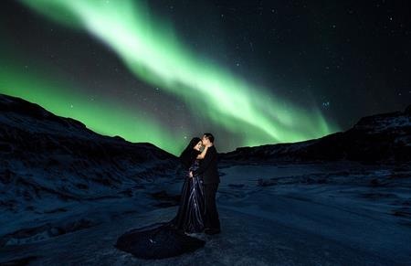 Nụ hôn trở nên thêm phần ấn tượng với phông nền cực quang