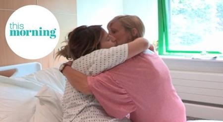 Kiều nữ Anh công khai hành trình “dao kéo” gây sốc - 6 Mẹ của Ferne là nguồn động viên lớn đối với ngôi sao này