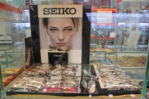 Ngoài ra, khách hàng sẽ được đội ngũ bác sĩ và chuyên viên khúc xạ chuyên nghiệp, giàu kinh nghiệm đo khám thị lực với độ chính xác cao. Cửa hàng cũng dành một khu vực phục vụ nước uống, đọc báo và tạp chí miễn phí cho khách hàng.