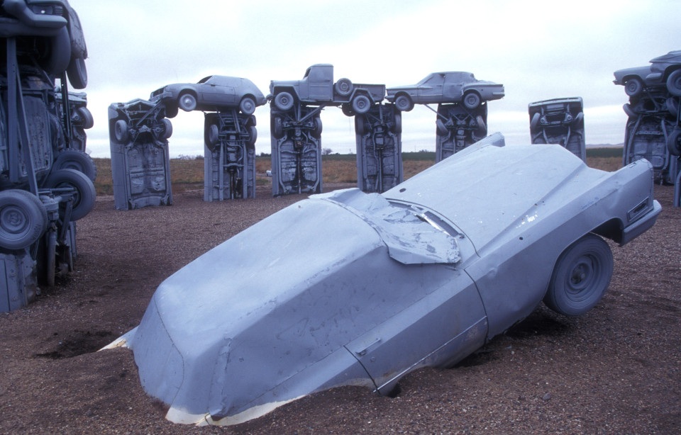 Carhenge được xây dựng ở tiểu bang Nebraska, Mỹ, vào năm 1987 bởi ông Jim Reinders, đây là công trình để tưởng nhớ người cha quá cố của ông.