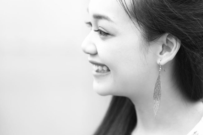5 hot girl chứng minh "con gái tên Linh thường rất xinh" - 7
Cô gái xinh đẹp, tài năng là người vinh dự được tặng hoa, bắt tay ông chủ Nhà trắng ngay khi ông đáp xuống sân bay Nội Bài (Hà Nội) hôm 22/5.