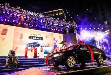 Bùng nổ với đêm nhạc “Vingroup card: Một tấm thẻ - Vạn món quà” - 6 Chiếc Toyota Camry 2.5Q – 2016 trị giá 1,4 tỷ đồng – giải thưởng đặc biệt của chương trình đã tìm được chủ nhân mang mã thẻ 8888200236716458