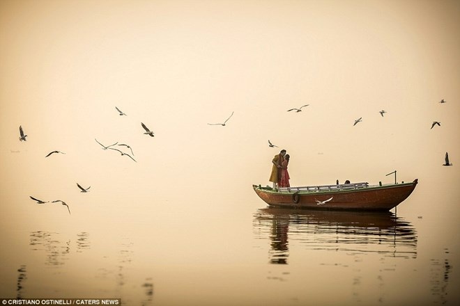 Khoảnh khắc nên thơ của cặp đôi này được chụp trên một dòng sông ở Varanasi, Ấn Độ. (Nguồn: Dailymail)