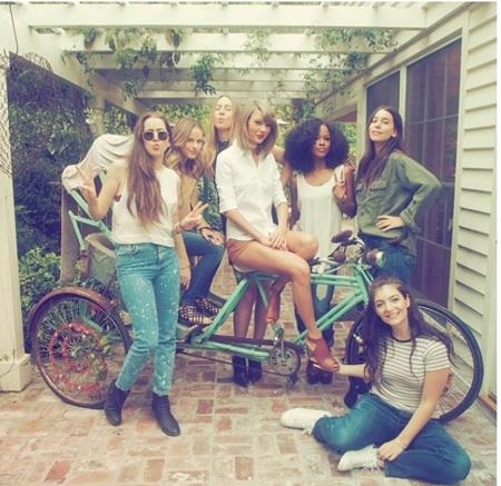 Choáng ngợp trước cuộc sống “thần tiên” của Taylor Swift - 6 Nữ ca sĩ cũng thường xuyên khoe ảnh tụ tập bạn bè tại “tổ ấm” tuyệt đẹp này.