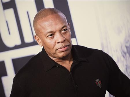 Những ngôi sao giàu có nhất hành tinh - 6 Không chỉ nổi danh trong làng nhạc, Dr. Dre còn cực kì có duyên với chuyện kinh doanh. Sau khi phát hành thành công loạt tai nghe Beats nổi tiếng, Dr. Dre đã “thừa thắng xông lên” và cho trình làng tiếp dịch vụ nghe nhạc trực tuyến Beats Music. Năm ngoái, hãng Apple đã bỏ ra tới 3 tỉ bảng để mua lại Beats Music và đem về cho Dr. Dre một nguồn thu khổng lồ. Hiện tại, ngôi sao 51 tuổi là chủ nhân của khối gia tài trị giá tới 730 triệu đô la Mỹ.