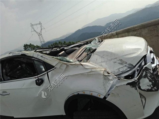 Xe tải lơ lửng trên không sau khi đâm vào hộ lan trên cao tốc - 7 Xe tải lơ lửng trên không sau khi đâm vào hộ lan trên cao tốc - 7