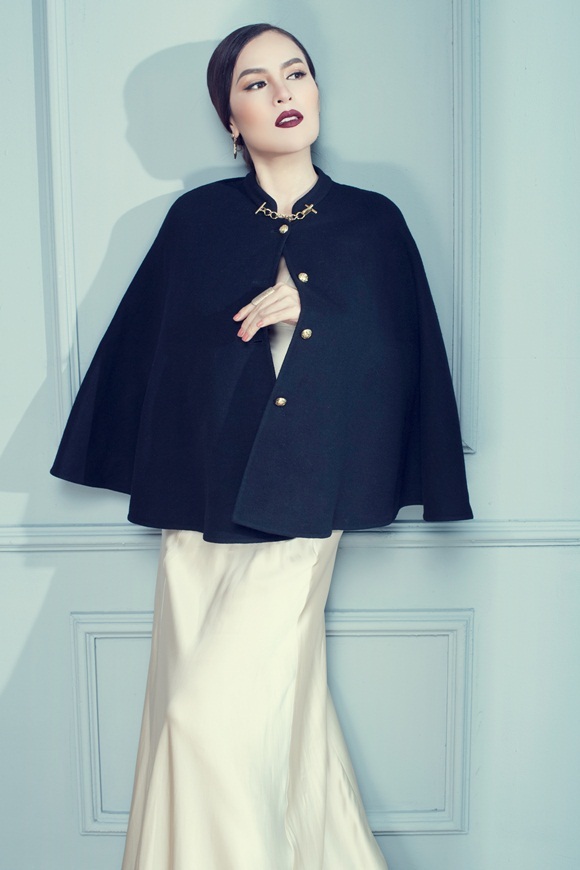 Váy lụa suông kết hợp với áo cape cũng là một bí quyết mặc tạo nên vẻ sang trọng cho các quý bà.