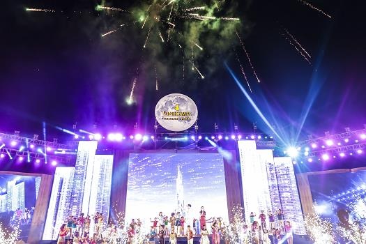 
Lễ hội “Vui trăng cùng Vinhomes” cũng đồng thời được tổ chức tại các khu đô thị và Vinhomes Royal City (Hà Nội) và Vinhomes Hà Tĩnh (Hà Tĩnh).
