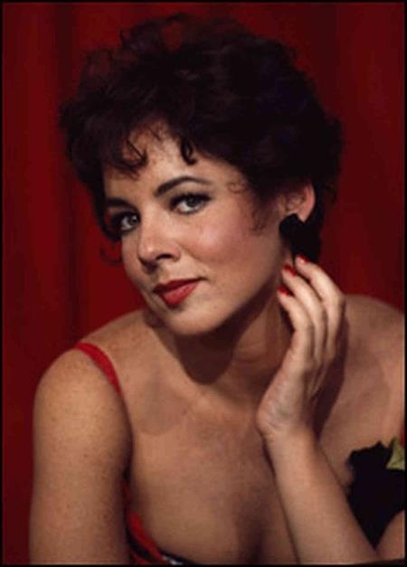 Sao và những màn “cưa sừng làm nghé” hồn nhiên đến khó tin - 6 Khi đóng phim, Stockard Channing thực sự đã bước sang tuổi 33
