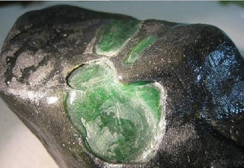 Đào rẫy cà phê, được khối đá quý 20 tấn giá chục tỷ - 7 Hòn đá nén dưa bỗng hóa thành ngọc bích.