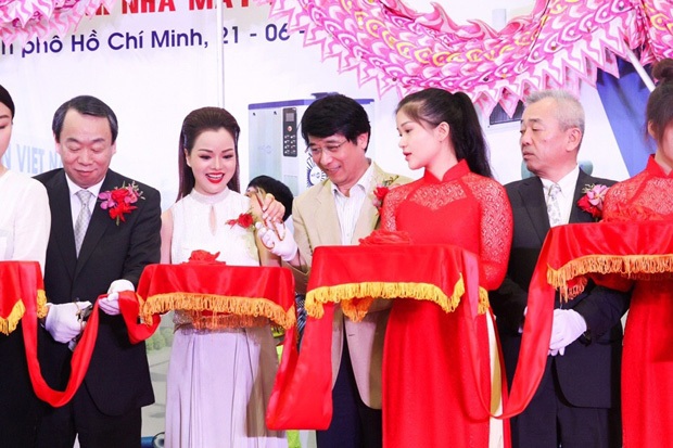 Á hậu Ruby Anh Phạm vinh dự cắt băng khánh thành nhà máy Tohin Việt Nam, bên cạnh là Chủ tịch Tập đoàn Tohin (trái) & TGĐ Nhà máy B Tohin tại Thượng Hải (phải)