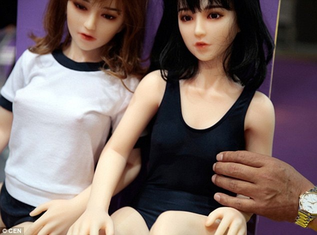 “Mối tình” kì lạ giữa người đàn ông Trung Quốc với búp bê tình dục - 7 “Mối tình” kì lạ giữa người đàn ông Trung Quốc với búp bê tình dục - 7