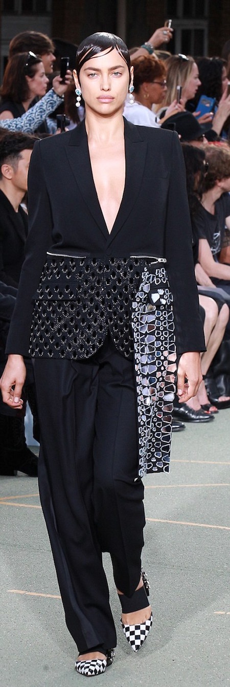 Em gái cô Kim tỏa sáng tại tuần lễ thời trang Paris - 7 …với bộ trang phục thiết kế lạ mắt