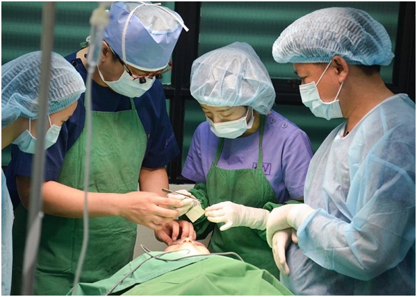 Làm đẹp giá đặc biệt với Chủ tịch Hội Thẩm mỹ Mắt Hàn Quốc - 7 TS. BS. Hong Lim Choi phẫu thuật trực tiếp cho khách hàng Việt và đào tạo trực tiếp cho bác sĩ Việt Nam