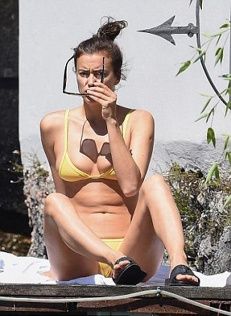Bồ cũ của Ronaldo diện bikini bốc lửa, tình tứ bên người mới - 7 … tư tin khoe thân hình gợi cảm