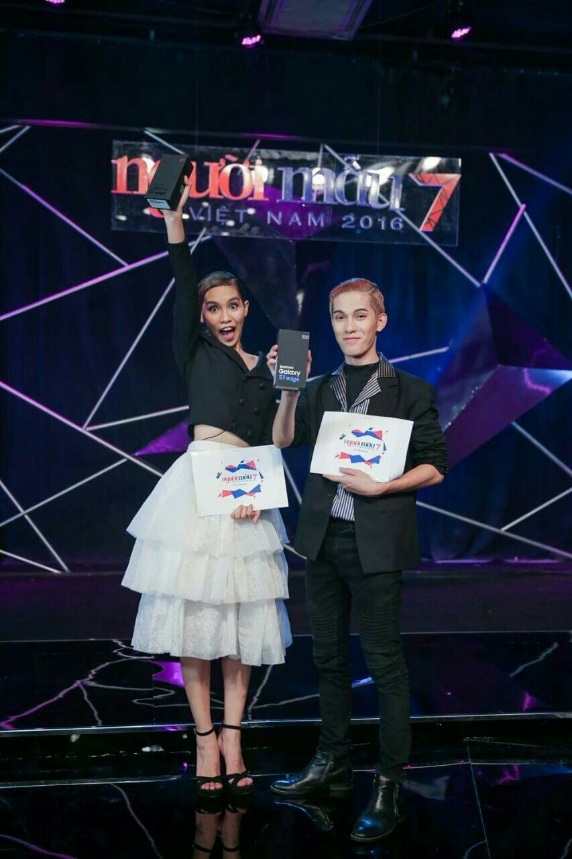 La Thanh Thanh khoe kiểu đầu cạo trọc trong ảnh selfie ở hậu trường Vietnam’s Next Top Model - 7 La Thanh Thanh khoe kiểu đầu cạo trọc trong ảnh selfie ở hậu trường Vietnam’s Next Top Model - 7