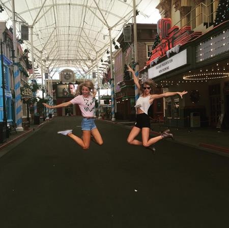 Cô bạn thân Taylor Swift của Karlie cũng cho thấy độ “quậy” không hề thua kém khi chụp hình