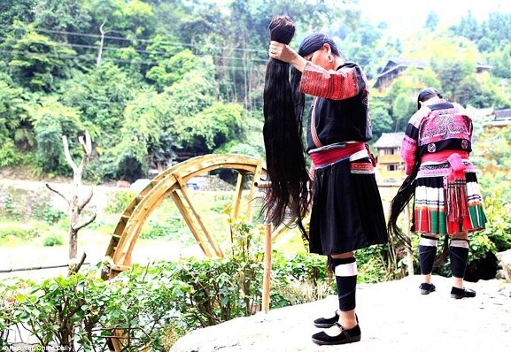 Đến nơi phụ nữ cắt tóc duy nhất một lần trong đời - 7 Đến nơi phụ nữ cắt tóc duy nhất một lần trong đời - 7