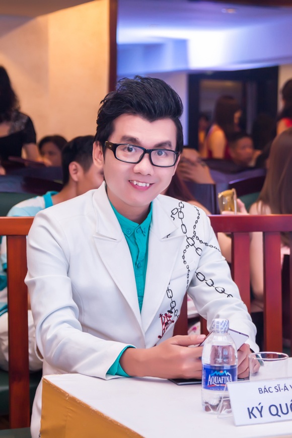 Dù công việc bận rộn và áp lực, nhưng chàng á vương vẫn giữ được năng lượng tràn đầy và nụ cười nhiệt huyết.