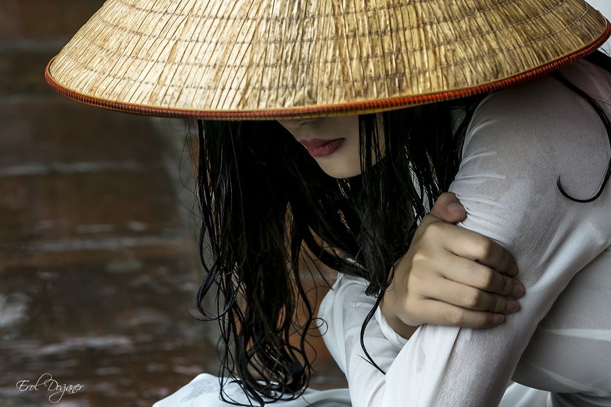 Việt Nam đầy cảm xúc qua ống kính nhiếp ảnh gia Thổ Nhĩ Kỳ - 8 Một cô gái trẻ mặc áo dài truyền thống ngồi trong mưa - Ảnh: Erol Doğaner