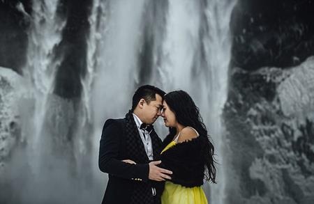 Ôm nhau tình cảm bên thác nước hùng vĩ