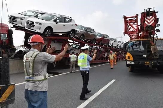 Xe tải lơ lửng trên không sau khi đâm vào hộ lan trên cao tốc - 8 Xe tải lơ lửng trên không sau khi đâm vào hộ lan trên cao tốc - 8