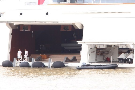 Ngắm siêu du thuyền chống bom có giá 300 triệu đôla của tỉ phú Nga - 7 Nó có một khoang chứa khổng lồ để những chiếc thuyền nhỏ khác