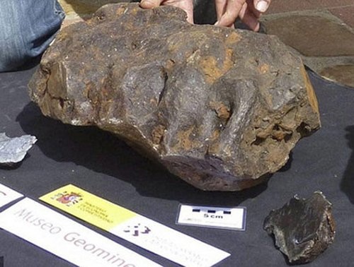 Đào rẫy cà phê, được khối đá quý 20 tấn giá chục tỷ - 8 Tảng đá năm xưa mà Lopez nhặt được (bên phải) trị giá 5 triệu USD.