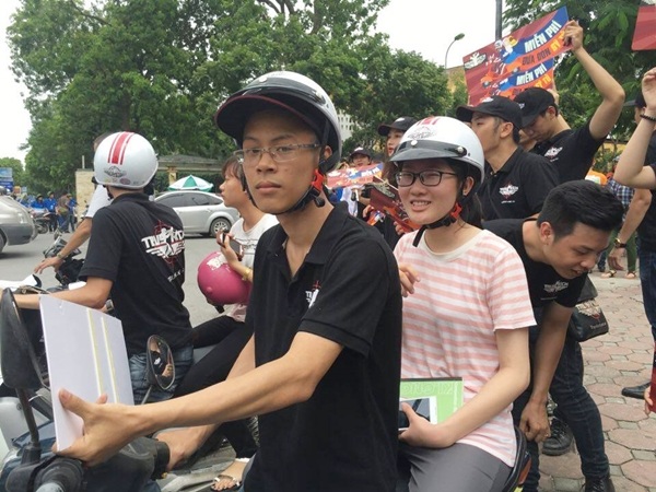 Kỳ thi THPT quốc gia 2016 - phụ huynh không còn vất vả chờ con thi - 8 Rất nhiều thí sinh và phụ huynh tin tưởng sử dụng dịch vụ mới mẻ này.