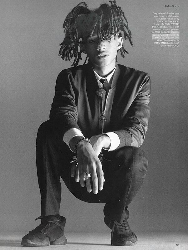 Với chỉ một chiếc vòng Pyramid của Shamballa trên cổ tay, ngôi sao của bộ phim Karate Kid – Jaden Smith vẫn cuốn hút với vẻ lịch lãm của mình.