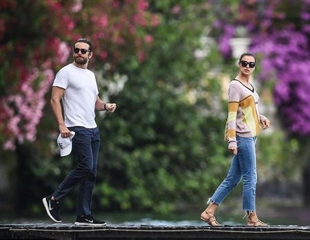 Bồ cũ của Ronaldo diện bikini bốc lửa, tình tứ bên người mới - 8 Irina Shayk và Bradley Cooper cùng nhau đi dạo quanh thị trấn