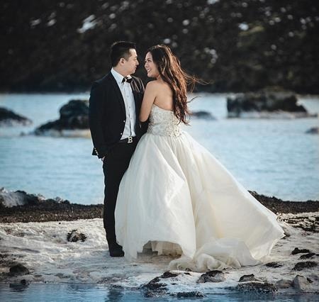 Cô dâu Cici dũng cảm diện váy cưới vai trần bất chấp cái lạnh