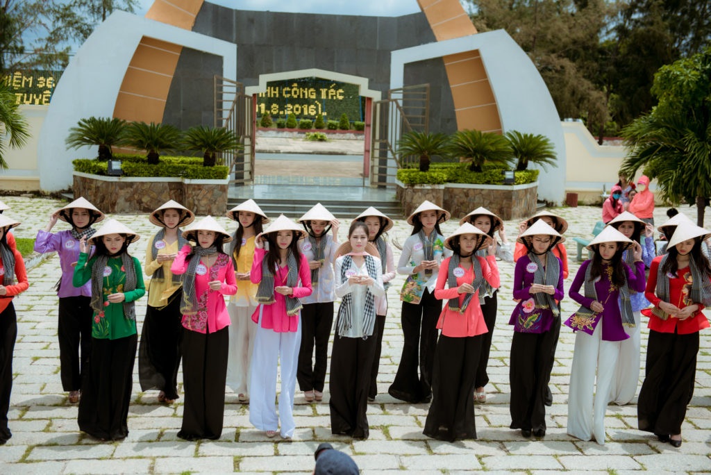 Thí sinh Hoa hậu Việt Nam 2016 gặp sự cố khi thăm đảo khỉ - 9 Thí sinh Hoa hậu Việt Nam 2016 gặp sự cố khi thăm đảo khỉ - 9