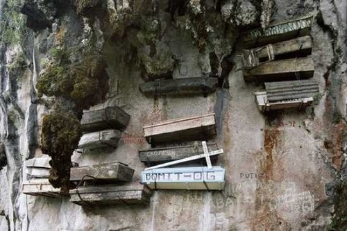 Những phong tục táng người chết kinh dị nhất hành tinh - 8 Những phong tục táng người chết kinh dị nhất hành tinh - 8
